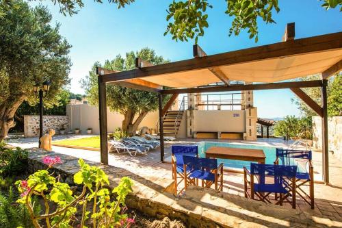 Cozy 2 bdr villa with amazing views to Lybian sea and just a breath away from the beach gîte à louer Árdhaktos