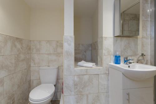 One-Bedroom Standard Apartment image 3