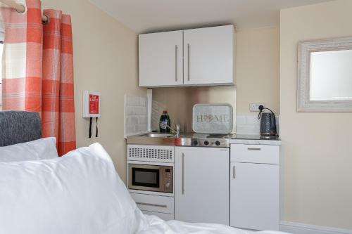 One-Bedroom Standard Apartment image 5
