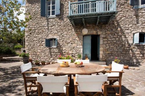 Splendid stone house with vineyard close to Pylos gîte à louer Rípaina