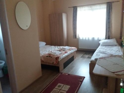 1 double bed, 1 twin bed