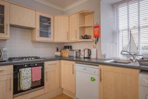 Stonehaven ground floor home with a spectacular harbour view. in Стонхейвен