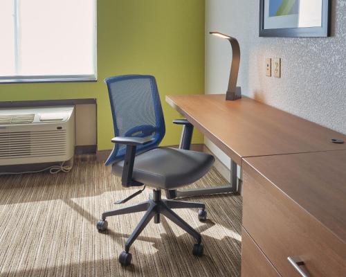 Holiday Inn Express Hotel and Suites Akron South-Airport Area by IHG in Akron, USA