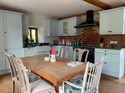 Luxurious Barn Conversion with hot tub in Idyllic, Rural Setting, Sleeps 6, Hemyock, Devon