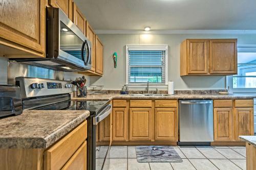 Ocean Springs Getaway - Walk to Beach and Downtown! in Ocean Springs, USA