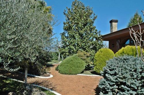 Casa con piscina y gran jardin