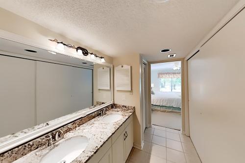 Saltwater Serenity - Lake Views & 5 Mins to Beach townhouse - image 7