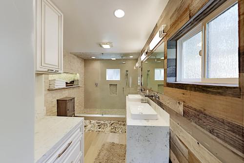 All-Suite Retreat - Wraparound Deck - 3200 Sq Ft home - image 5