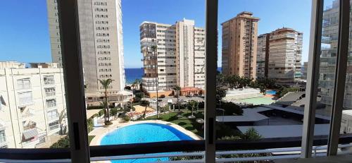  Apartamento mediterraneo, muy centrico, en Plaza Triangular, soleado, con jardines y piscina y la playa enfrente andando, con parking exterior comunitario, Pension in Benidorm