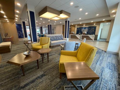 Holiday Inn Express & Suites - Ft. Smith - Airport, an IHG Hotel