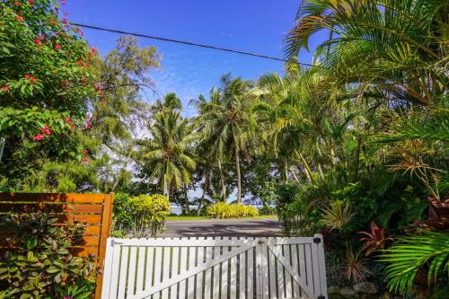 منظر, The Black Pearl Beachside Apartments in Arorangi