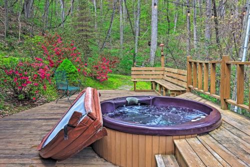 Spacious Maggie Valley Cabin with Hot Tub and MTN View in Maggie Valley, USA