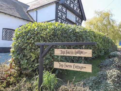 Top Farm Lodge in Knockin