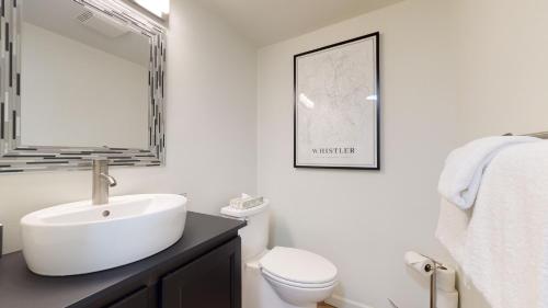 Apartment room in 1BR + Den | Marketplace Lodge | Gas Fireplace | Village Location | Complex Hot Tub