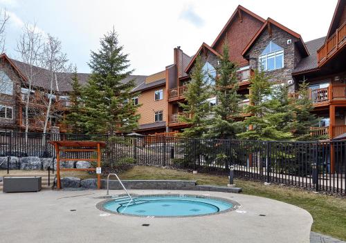 Rocky Ridge - Great Mountain Views with open Hot tub and Outdoor Heated pool