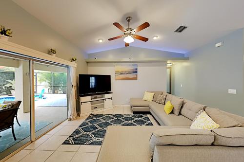 Luxury Retreat - Office Lanai Pool & Tiki Bar home - image 2