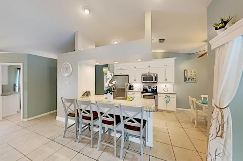 Luxury Retreat - Office Lanai Pool & Tiki Bar home - image 6