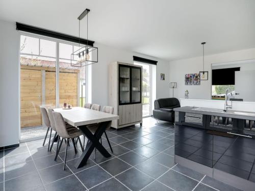 Suave Holiday Home in Ronse with Fenced Garden - image 4