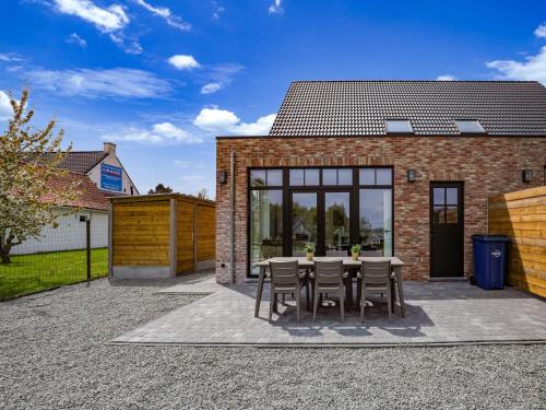 Suave Holiday Home in Ronse with Fenced Garden