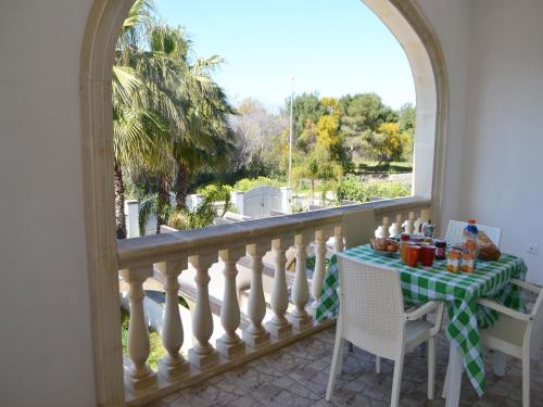 Air-conditioned Apartment Near The Beach With Spacious Balcony & Garden; Pets