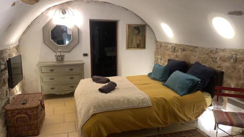 la villageoise, chambre troglodyte pitoresque au cœur du village chambre d'hôte Rognes