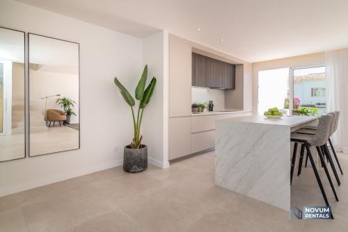 Extravagant 3-BDRM Townhouse with Luxurious Design in Aloha Gardens