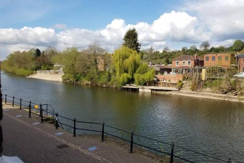 Kingfisher Riverside Cottage