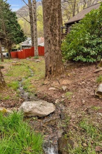 Soco Serene Cabin in the Heart of Maggie Valley in Maggie Valley, USA