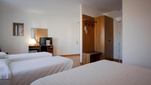 1 queen bed, 2 twin beds