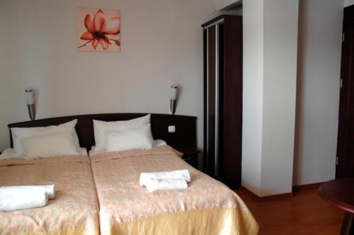3 twin beds