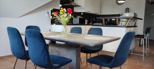 2 bedrooms, 4 beds
