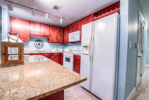 8th FLOOR!Wrap Around Balcony With Ocean Views - Amenities and Location - image 3