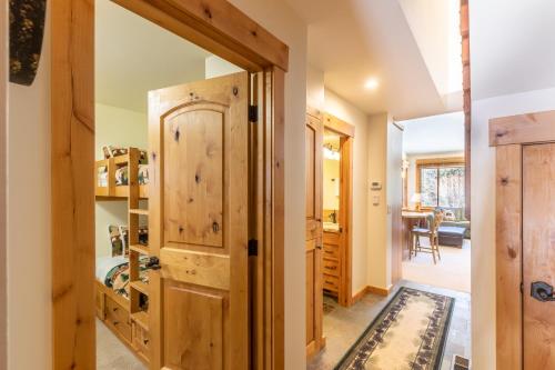 Beautiful Mountain 2 Bedroom Ski-In Ski-Out in Ski Trails condo - image 2