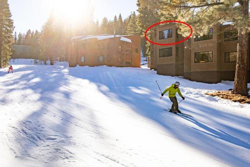 Beautiful Mountain 2 Bedroom Ski-In Ski-Out in Ski Trails condo - image 4