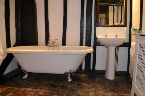 Bathroom, Mermaid Inn in Rye