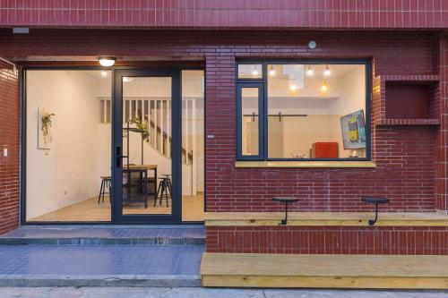 Entrance, Nice Hostel near Fong Guei Dong