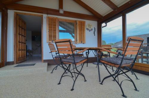 شرفة/ تراس, Flower house Podčetrtek (Flower house Podcetrtek) in دوبرنا
