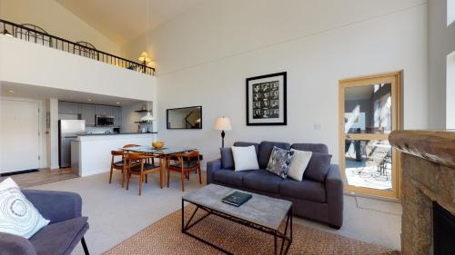 Spectacular Location with Pool and Hot Tub by Harmony Whistler, Whistler (foto 4)