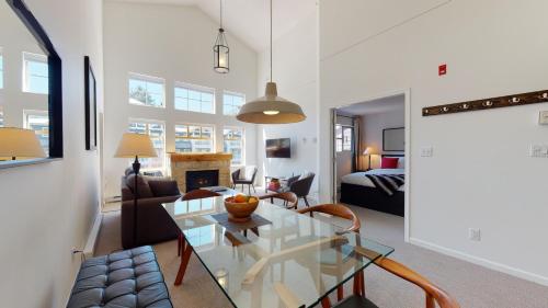 Spectacular Location with Pool and Hot Tub by Harmony Whistler, Whistler (foto 7)