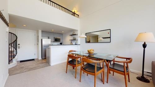 Spectacular Location with Pool and Hot Tub by Harmony Whistler, Whistler (foto 8)