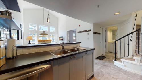 Spectacular Location with Pool and Hot Tub by Harmony Whistler, Whistler (foto 9)