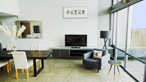 City Fringe Apartment with Sky Tower and City Views photo 4