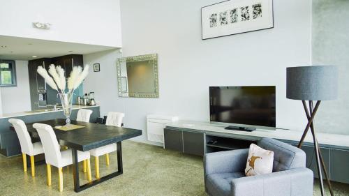 City Fringe Apartment with Sky Tower and City Views photo 3