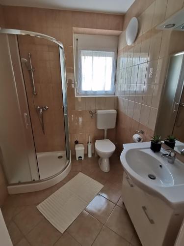 Bathroom, Lea apartman in Harkany