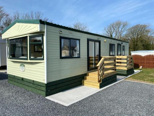 Caravan - Sleeps 4 - Pet friendly - Parking - Isle of Whithorn