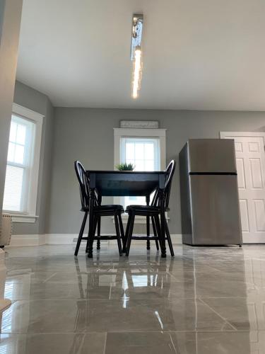 The Oakwood Cottage- With Private Yard & Parking, Minutes From Falls & Casino by Niagara Hospitality in Niagara Falls, USA