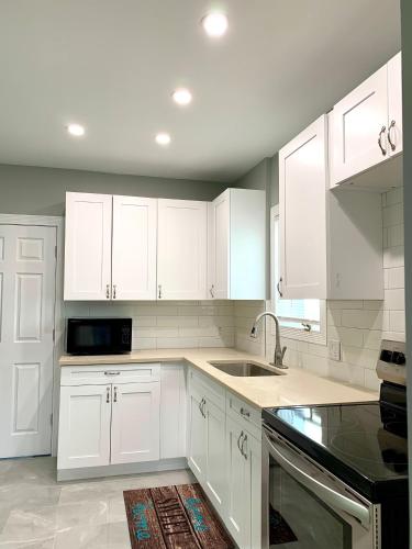The Oakwood Cottage- With Private Yard & Parking, Minutes From Falls & Casino by Niagara Hospitality in Niagara Falls, USA