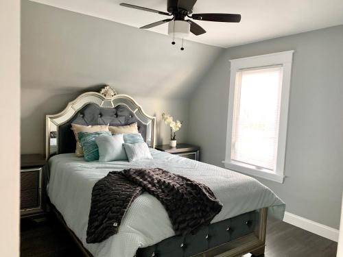 The Oakwood Cottage- With Private Yard & Parking, Minutes From Falls & Casino by Niagara Hospitality in Niagara Falls, USA