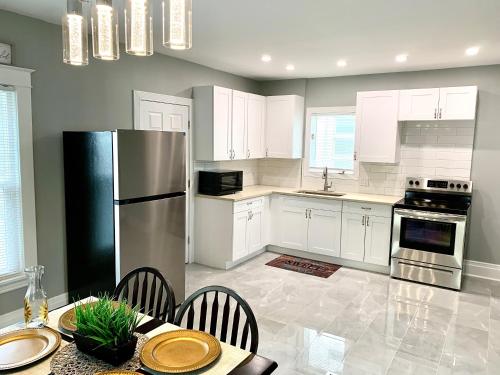The Oakwood Cottage- With Private Yard & Parking, Minutes From Falls & Casino by Niagara Hospitality in Niagara Falls, USA