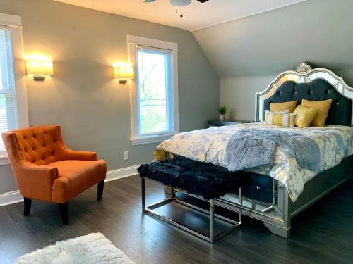 The Oakwood Cottage- With Private Yard & Parking, Minutes From Falls & Casino by Niagara Hospitality in Niagara Falls, USA